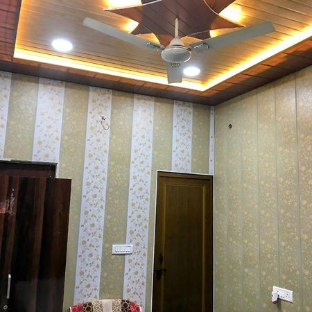 Hotel Raju Homestay Ayodhya 150 Meters From Shree Ram Janmbhoomi Temple 200 Meters From Ayodhya Dham Railway Station Экстерьер фото