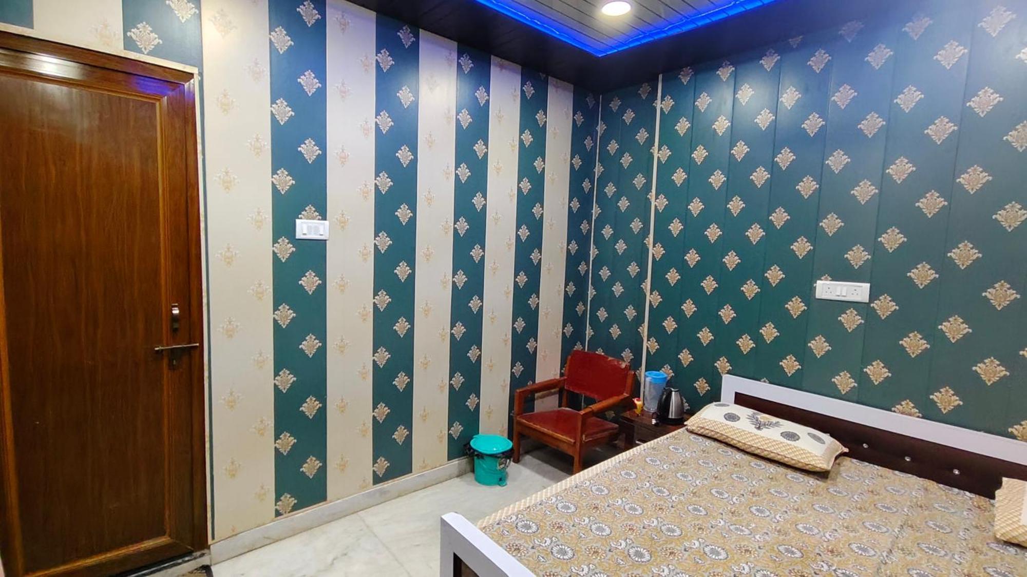 Hotel Raju Homestay Ayodhya 150 Meters From Shree Ram Janmbhoomi Temple 200 Meters From Ayodhya Dham Railway Station Экстерьер фото