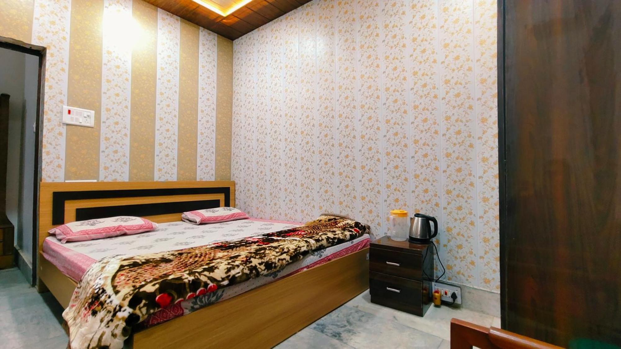 Hotel Raju Homestay Ayodhya 150 Meters From Shree Ram Janmbhoomi Temple 200 Meters From Ayodhya Dham Railway Station Экстерьер фото