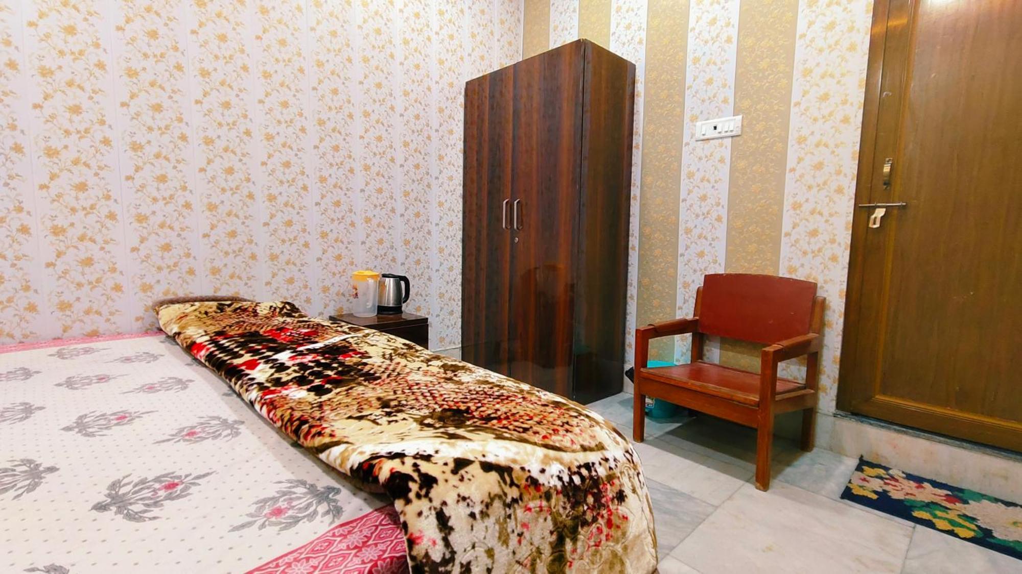 Hotel Raju Homestay Ayodhya 150 Meters From Shree Ram Janmbhoomi Temple 200 Meters From Ayodhya Dham Railway Station Экстерьер фото