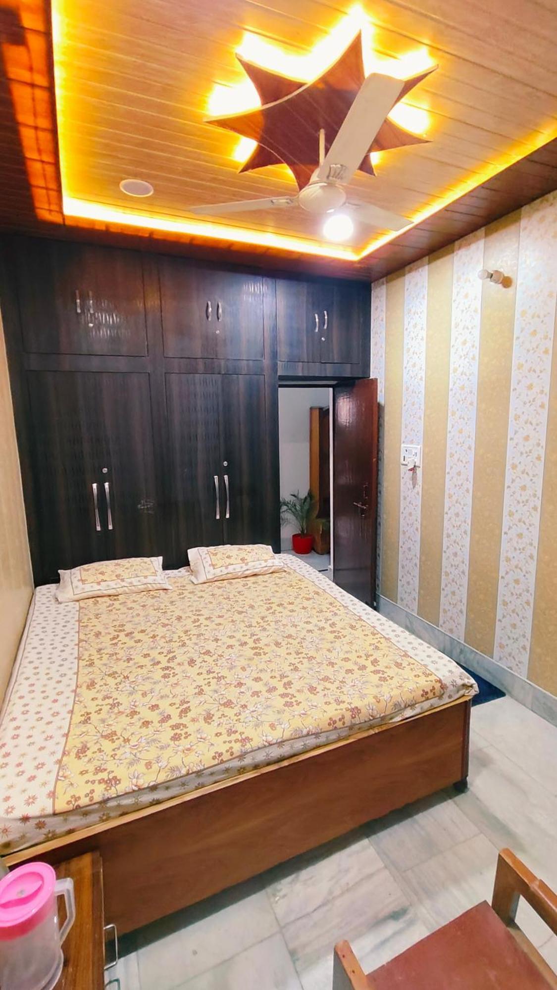 Hotel Raju Homestay Ayodhya 150 Meters From Shree Ram Janmbhoomi Temple 200 Meters From Ayodhya Dham Railway Station Экстерьер фото