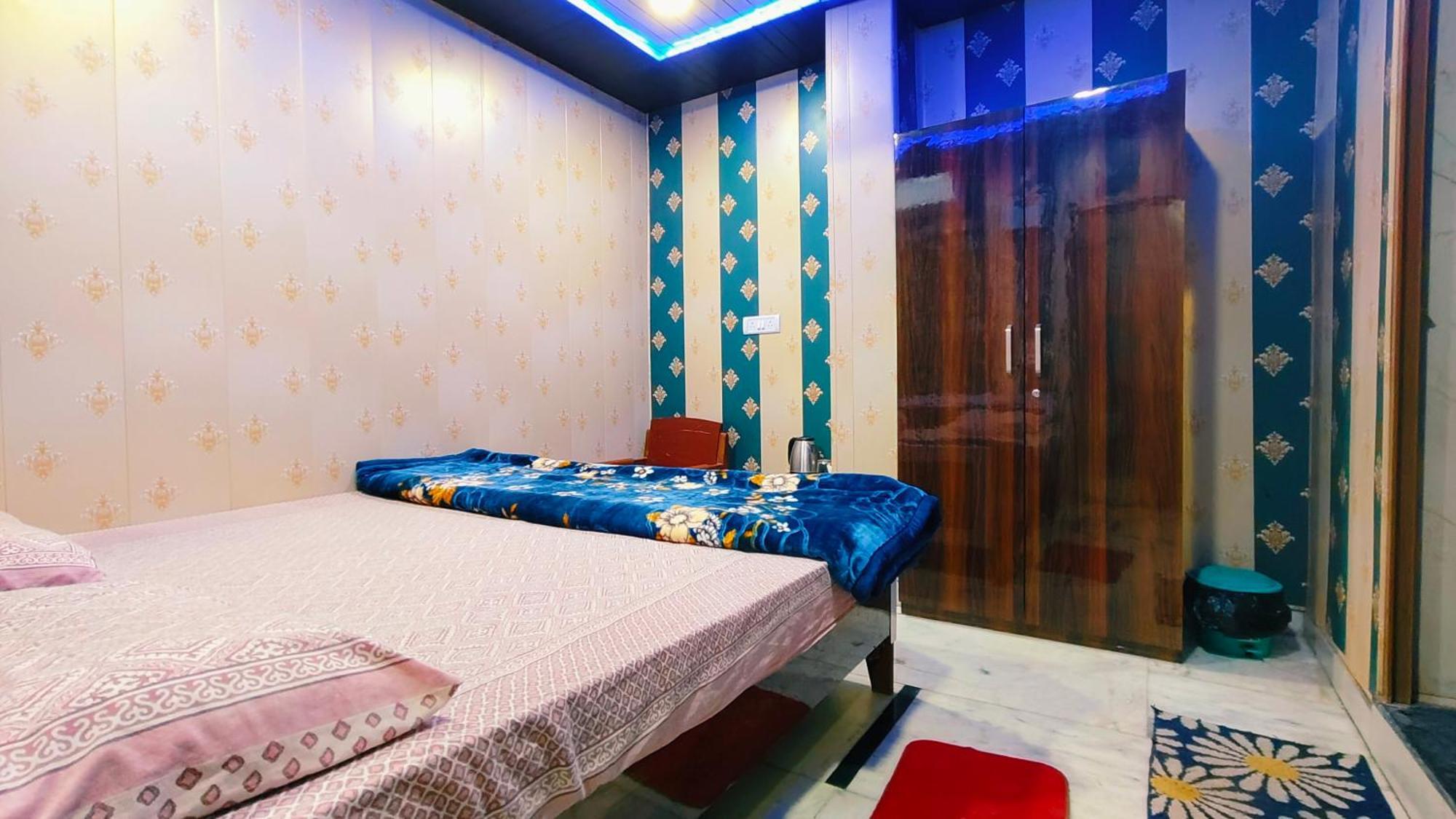 Hotel Raju Homestay Ayodhya 150 Meters From Shree Ram Janmbhoomi Temple 200 Meters From Ayodhya Dham Railway Station Экстерьер фото