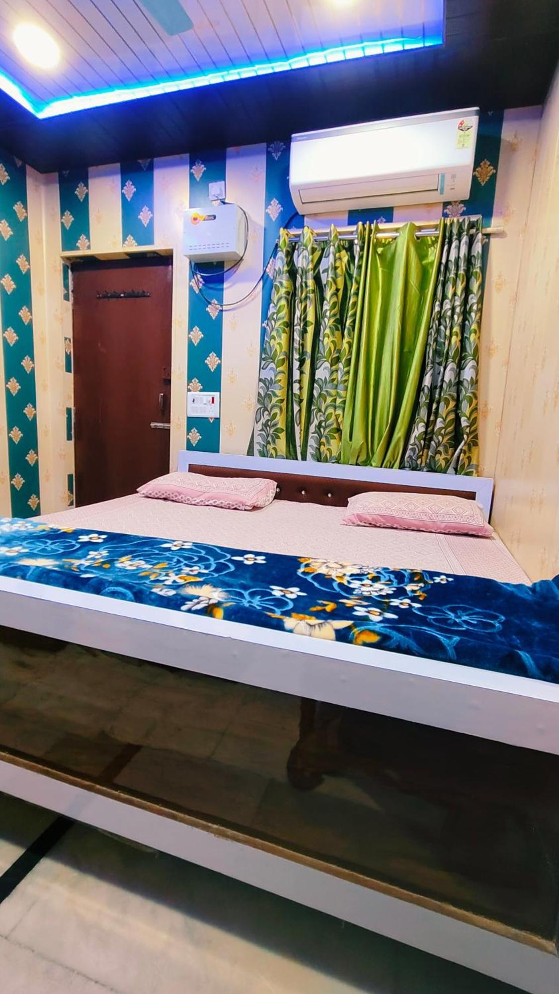 Hotel Raju Homestay Ayodhya 150 Meters From Shree Ram Janmbhoomi Temple 200 Meters From Ayodhya Dham Railway Station Экстерьер фото